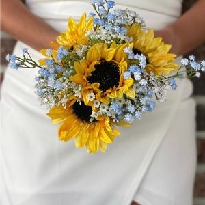 Five bridesmaids bouquets. Sunflowers